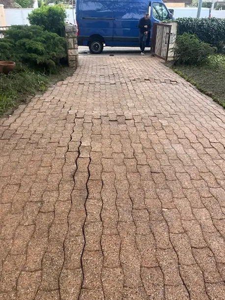 La même allée pavée, nettoyée.