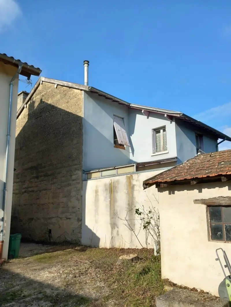 Les murs de la maison dégagés, l'arbre retiré.