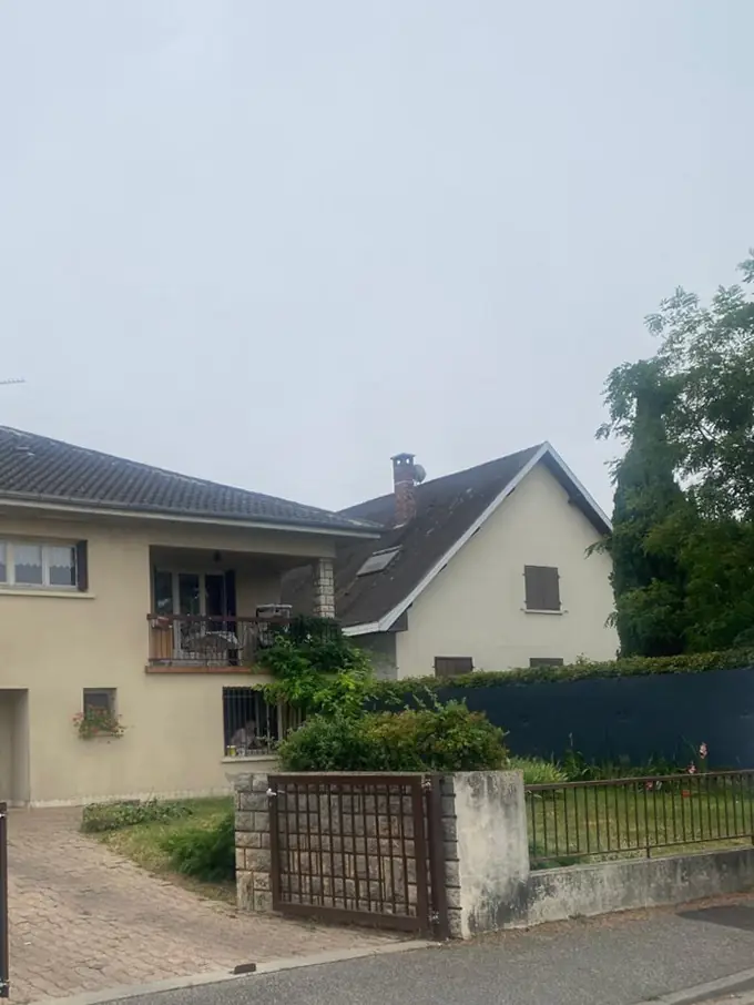 La même maison, dégagée : le cèdre a été abattu.