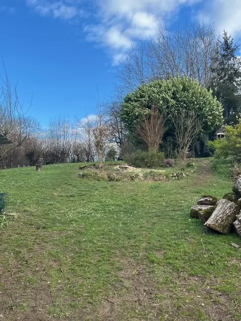 Le jardin dégagé, le bois débité rangé sur le côté.