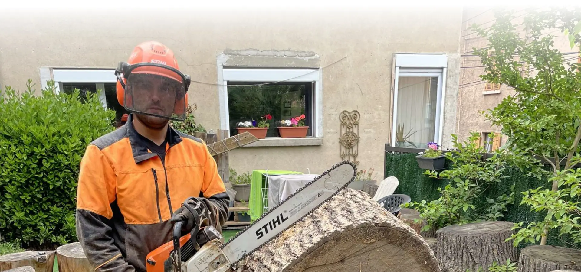 L'élagueur de PJ Elagage 01, casque et visière, sa tronçonneuse en main